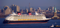 Disney_Fantasy_arriving_in_New_York.png