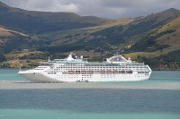 Dawn_Princess,_Akaroa_Harbour,_2013 (1).JPG