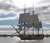 Hermione_-_Bordeaux_pont_de_pierre_-_2014.jpg