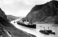 Kroonland_in_Panama_Canal,_1915.jpg