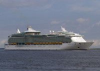 Mariner_of_the_Seas_at_hakata_port.jpg