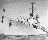 Higbee_(DD-806)_at_anchor,_circa_1945-1948_(USN_1045968).jpg