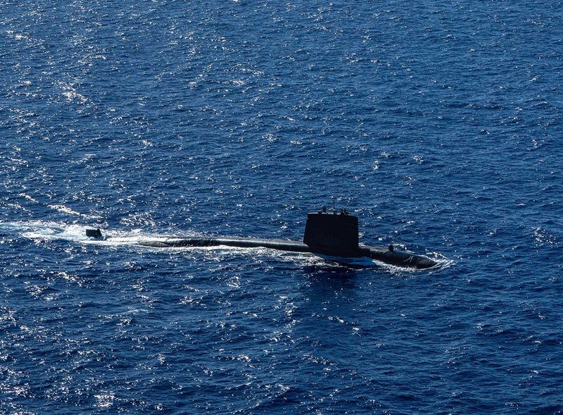 French_submarine_Émeraude_(S604)_underway_off_the_coast_of_Guam_on_11_December_2020_(201211-N-VR594-1087) (2).jpg