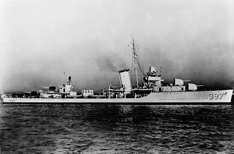USS_Benham_(DD-397)_off_Kearny,_New_Jersey_(USA),_on_4_January_1939_(NH_97822) (2).jpg