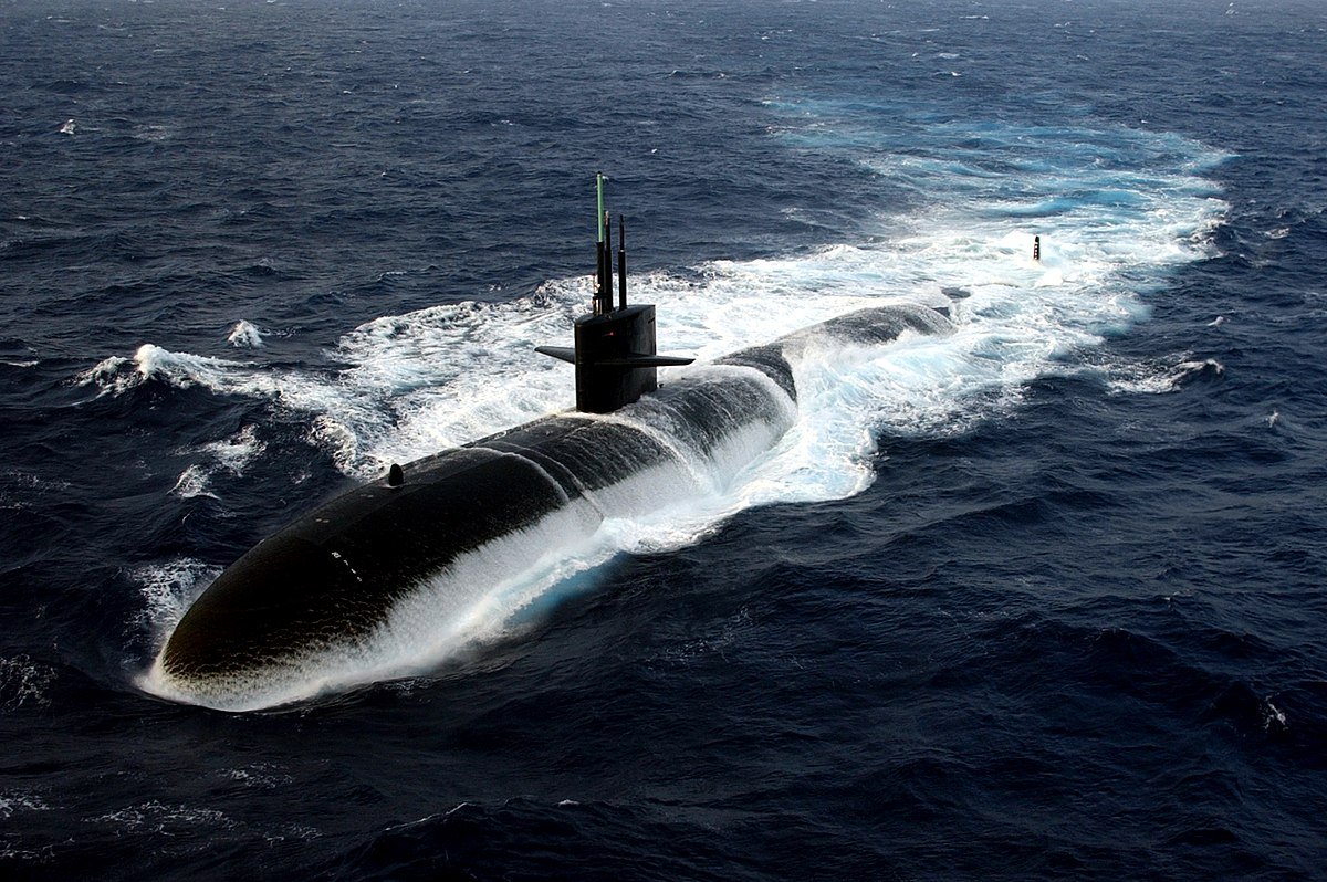 Albuquerque_(SSN_706)_surfaces_in_the_Atlantic_Ocean_while_participating_in_Majestic_Eagle_2004.jpg