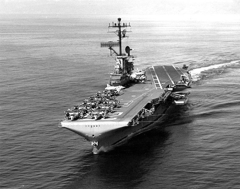 Bennington_(CVS-20)_underway_at_sea_on_5_March_1965_(NH_97581) (2).jpg