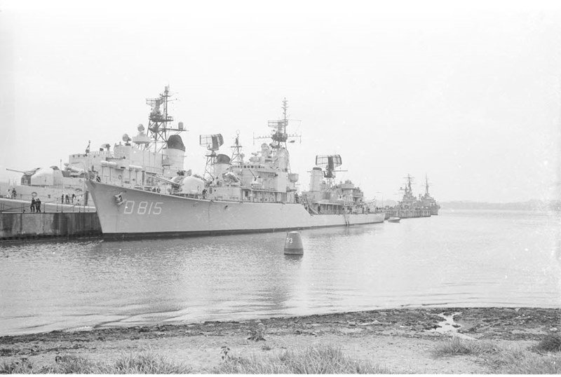 OVERIJSSEL Ausländische_Kriegsschiffe_an_der_Tirpitzmole_zur_Kieler_Woche_1964_(Kiel_32.970) (2).jpg