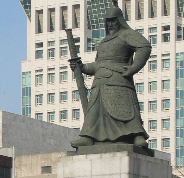 Statue_of_Yi_Sunsin_-_Sejongro_Seoul.jpg