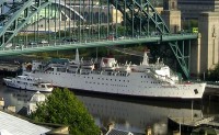 Tuxedo_Princess_under_the_Tyne_Bridge%2C_2006.jpg