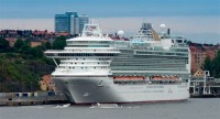 L%27Azura_dans_le_port_de_Stockholm_%282010-07-06%29.jpg